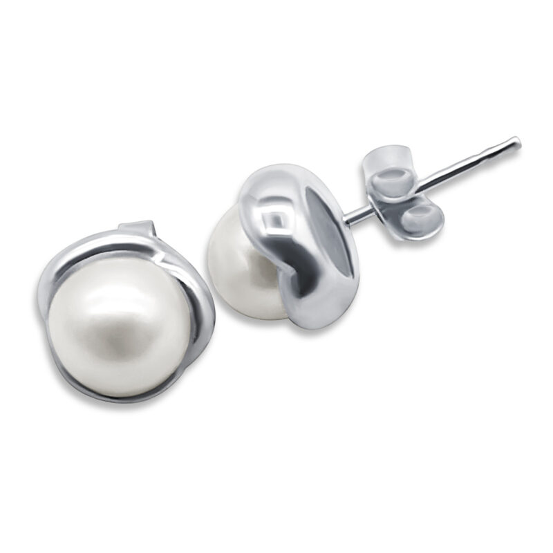 Elegante Ohrstecker mit Süsswasserperlen in zarter Blütenpracht