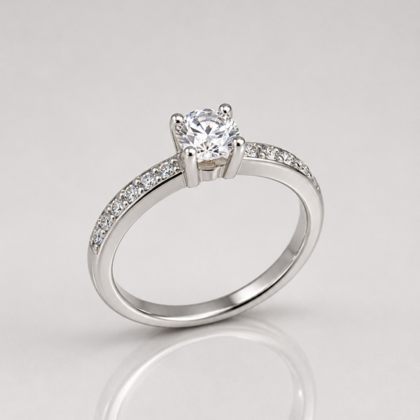 Radiant Grace Ring aus 960 Argentium Silber mit 4 mm Moissanite und feinem Steinbesatz
