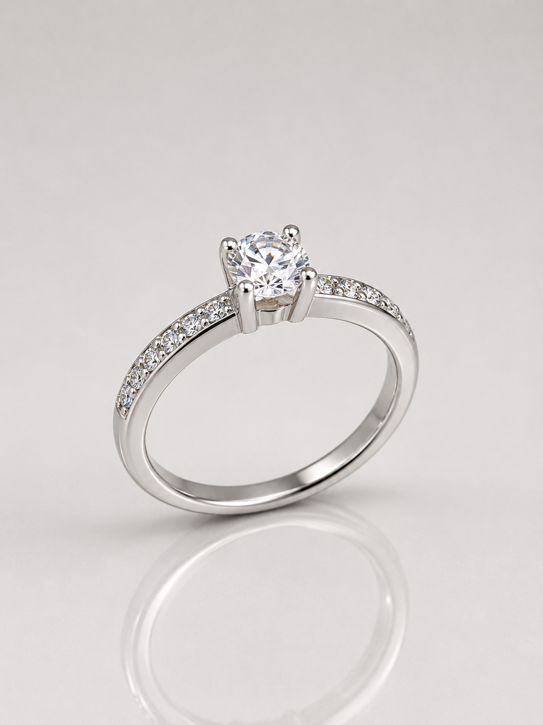 Radiant Grace Ring aus 960 Argentium Silber mit 4 mm Moissanite und feinem Steinbesatz