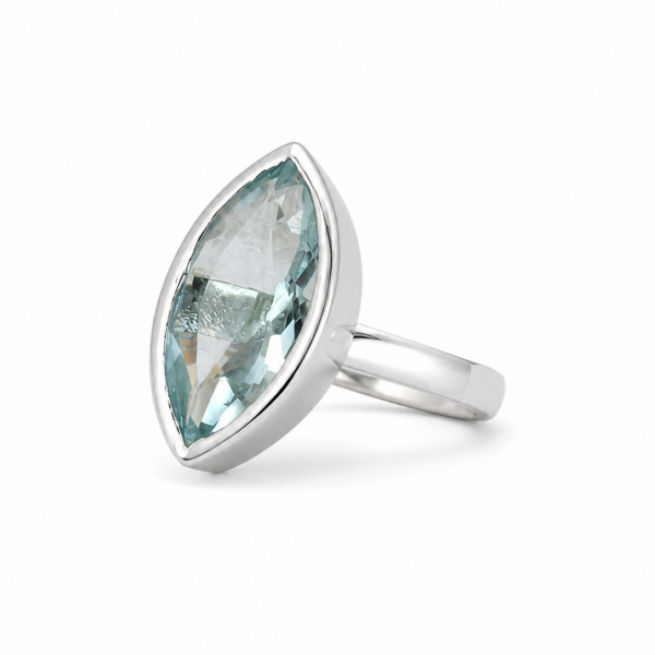 Lunaria Navette Ring – Hellblau