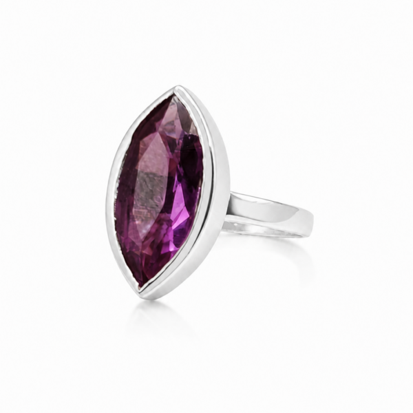 Lunaria Navette Ring – Violett