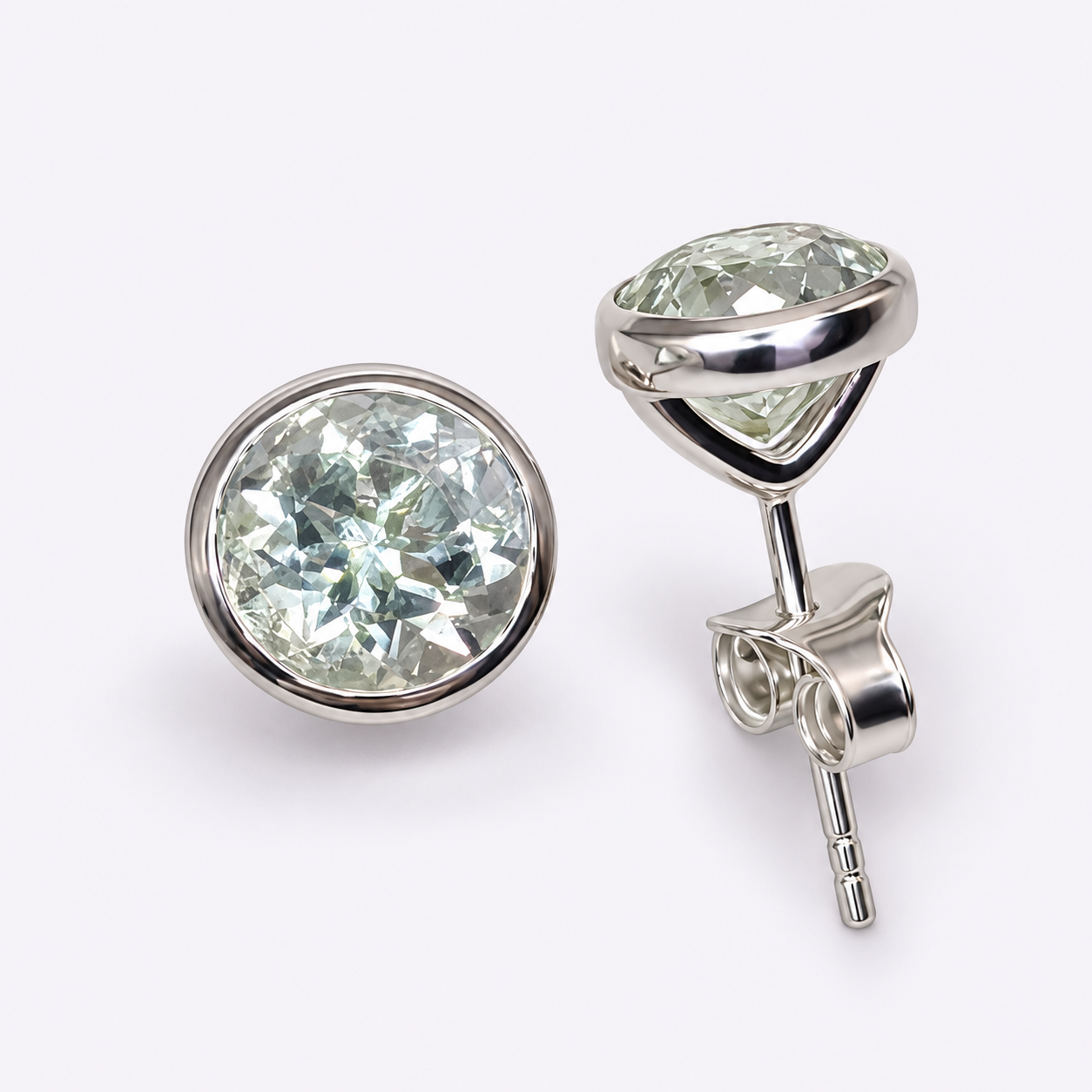 Avella Grüner Amethyst Ohrstecker aus 960 Argentium Silber – zarter Grünschimmer, runder Fassungsrand und offene Rückseite