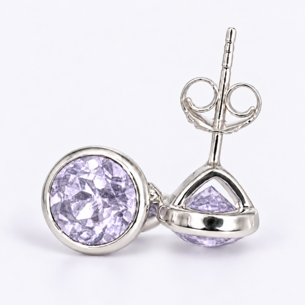 Avella Ohrstecker mit pinkem Amethyst in zartem Lavendelton, 6 mm, aus 960 Argentium Silber – Vorderansicht und offene Rückseite