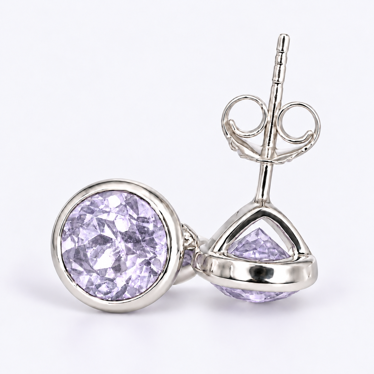 Avella Ohrstecker mit pinkem Amethyst in zartem Lavendelton, 6 mm, aus 960 Argentium Silber – Vorderansicht und offene Rückseite