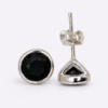 Avella Onyx Ohrstecker aus 960 Argentium Silber – schwarzer facettierter Stein mit rundem Fassungsrand und offener Rückseite