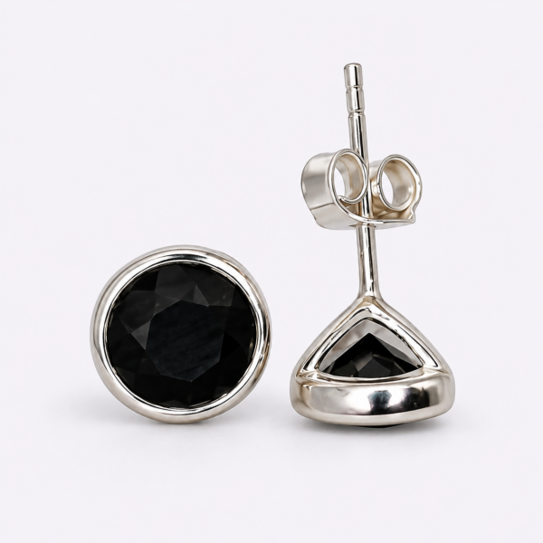 Avella Onyx Ohrstecker aus 960 Argentium Silber – schwarzer facettierter Stein mit rundem Fassungsrand und offener Rückseite