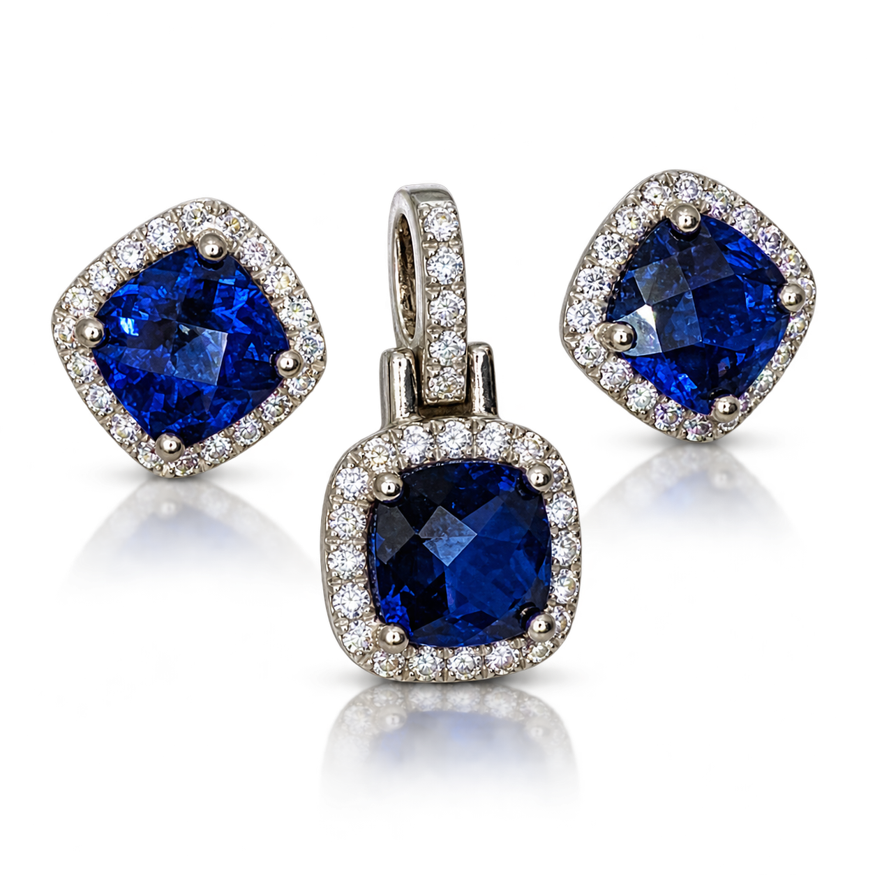 Sapphire Crownlight Halo Set aus hellem Argentium Silber: Anhänger mit besetzter Öse und ein Paar Ohrstecker mit saphirblauen Zirkonias, mit dezenter Spiegelung