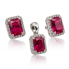 Rubinrotes Schmuckset aus hellem Argentium Silber: Ruby Icon Halo Anhänger mit glatter ovaler Öse und ein Paar Ruby Elegance Halo Ohrstecker, mit dezenter Spiegelung