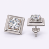 Quadra Moissanite Ohrstecker aus 960 Argentium Silber – weißer Brillantschliff im quadratischen Rahmen, Paar in Vorder- und Seitenansicht