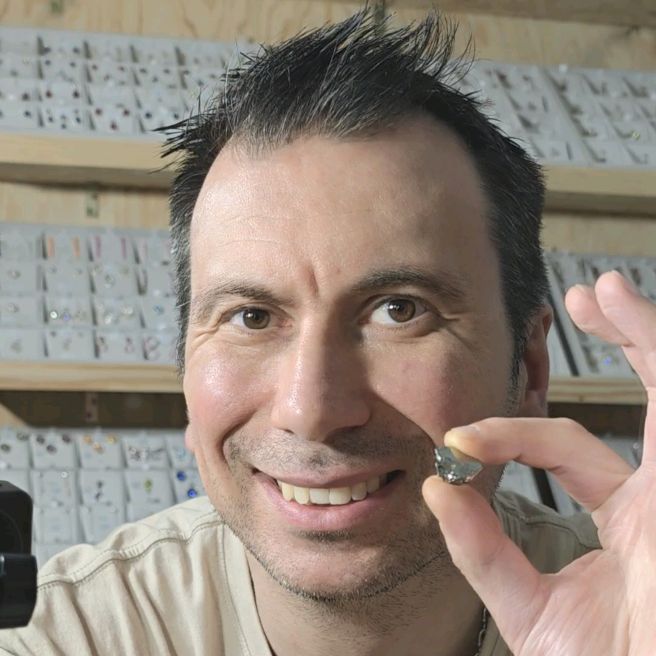 Tomislav Gabriel hält ein Stück Germanium in der Hand